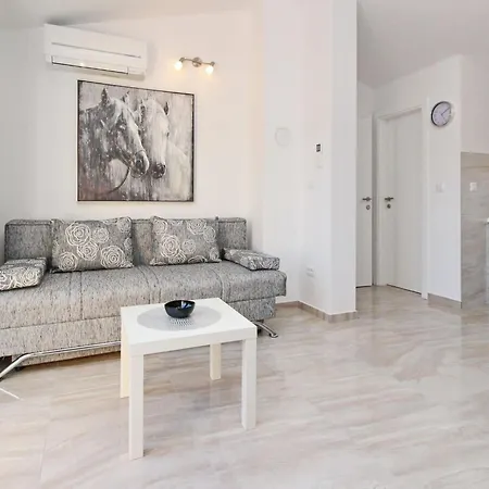 Charmantes In Mit Eigenem Balkon By Interhome Apartamento